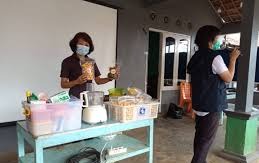 UNDIP Vocational School Lecturers Encourage Economic Empowerment of Ngrapah Village Women Through Innovation in Local Pempek Products